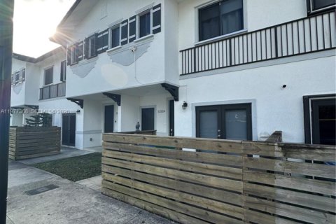 Townhouse in Miami, Florida 4 bedrooms, 156.08 sq.m. № 2042612 - photo 2