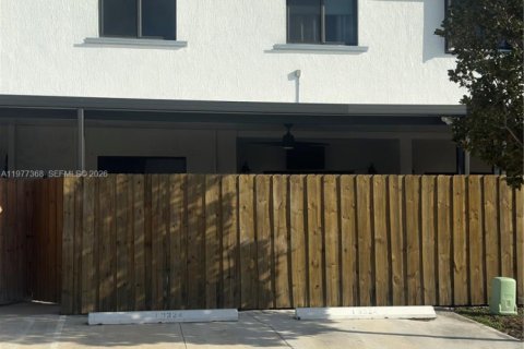 Townhouse in Miami, Florida 4 bedrooms, 156.08 sq.m. № 2042612 - photo 4