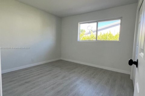 Снять в аренду виллу или дом в Форт-Лодердейл, Флорида 2 спальни, 72.84м2, № 2016086 - фото 7