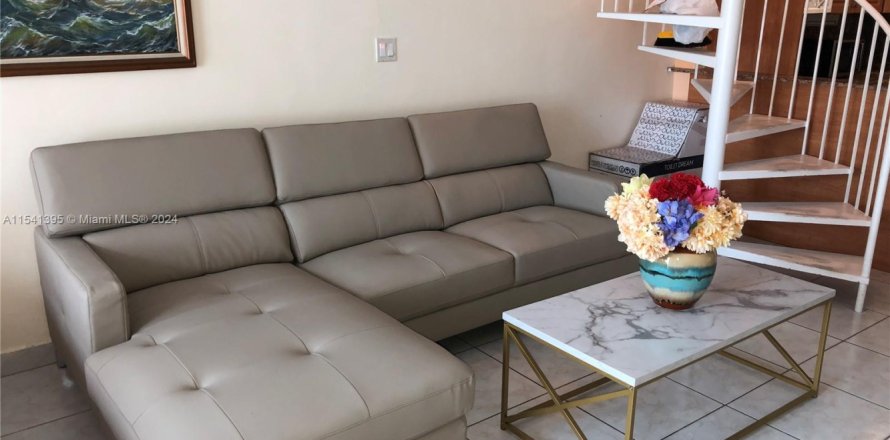 Townhouse in Miami Beach, Florida 1 bedroom, 67.82 sq.m. № 1984824