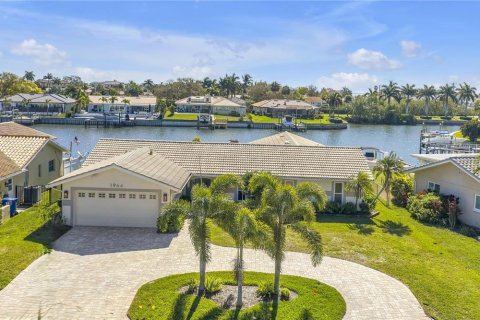 House in Saint Petersburg, Florida 4 bedrooms, 232.16 sq.m. № 2140619