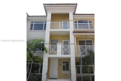 Купить таунхаус в Авентура, Флорида 2 спальни, 162.11м2, № 2023923 - фото 2