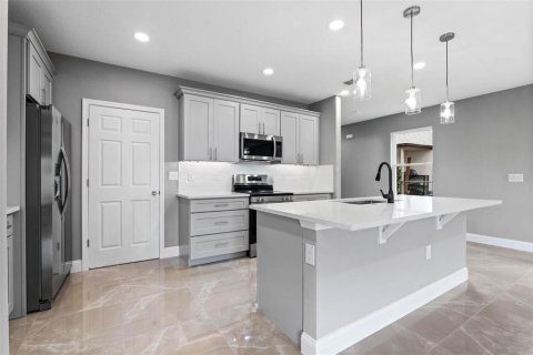 House in Eustis, Florida 4 bedrooms, 209.96 sq.m. № 1640134 - photo 3