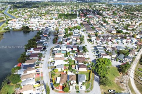 Casa en venta en Miami, Florida, 3 dormitorios, 148.27 m2 № 1984003 - foto 5