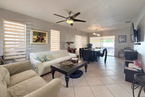 Casa en venta en Miami, Florida, 3 dormitorios, 148.27 m2 № 1984003 - foto 8