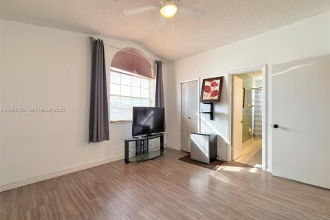 Casa en venta en Miami, Florida, 3 dormitorios, 148.27 m2 № 1984003 - foto 13