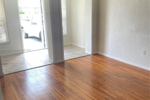 Propiedad comercial en venta en Hollywood, Florida, 102.94 m2 № 1969578 - foto 3