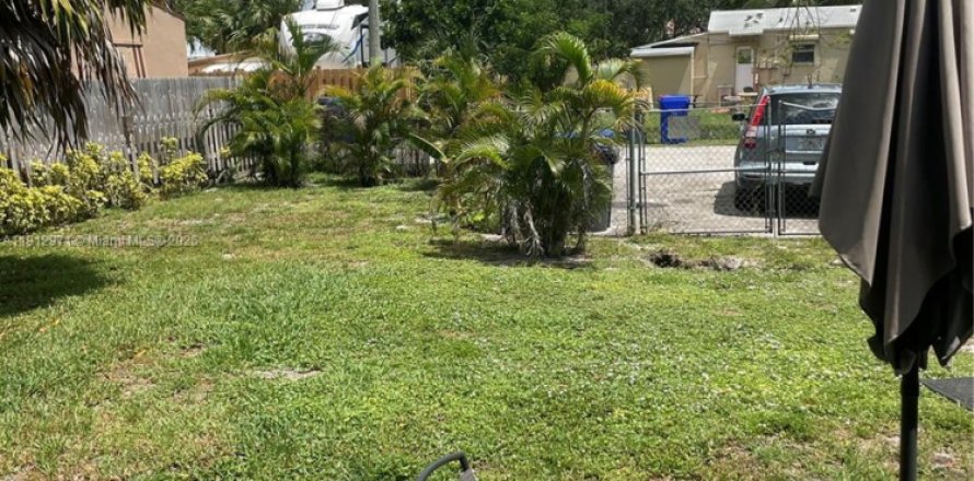 Propiedad comercial en Hollywood, Florida 102.94 m2 № 1969578