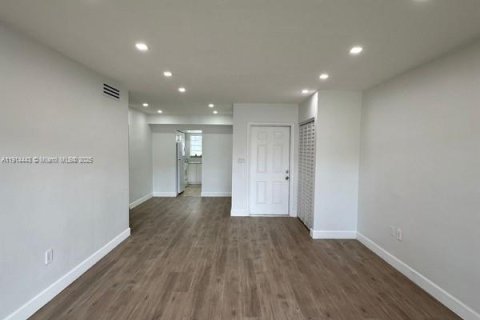 Снять в аренду кондоминиум в Майами, Флорида 2 спальни, 69.68м2, № 1973642 - фото 2