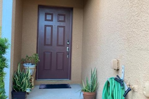 Townhouse in Davenport, Florida 2 bedrooms, 128.02 sq.m. № 2225419 - photo 3