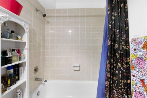 Condo in Miami, Florida, 2 bedrooms  № 1683439 - photo 8