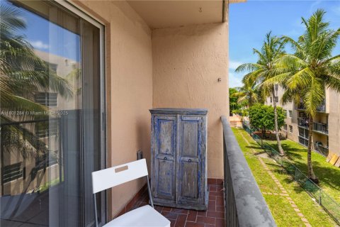 Condo in Miami, Florida, 2 bedrooms  № 1683439 - photo 25