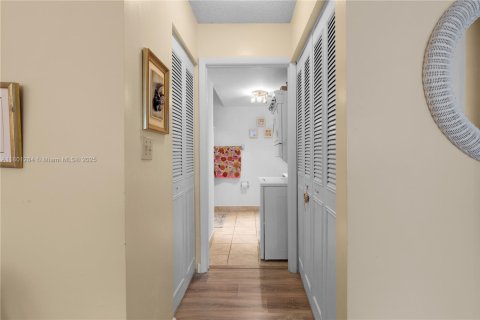 Condo in Miami, Florida, 2 bedrooms  № 1683439 - photo 6