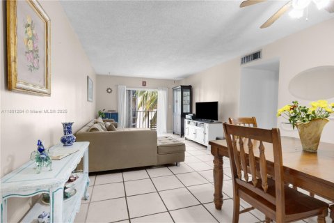 Condo in Miami, Florida, 2 bedrooms  № 1683439 - photo 15