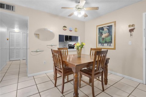 Condo in Miami, Florida, 2 bedrooms  № 1683439 - photo 23