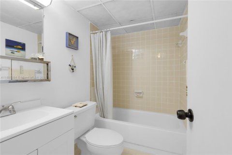 Condo in Miami, Florida, 2 bedrooms  № 1683439 - photo 14