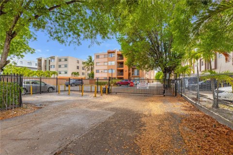 Condo in Miami, Florida, 2 bedrooms  № 1683439 - photo 30