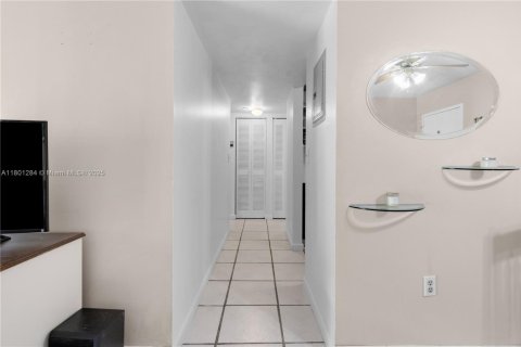 Condo in Miami, Florida, 2 bedrooms  № 1683439 - photo 24