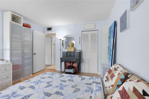Condo in Miami, Florida, 2 bedrooms  № 1683439 - photo 12
