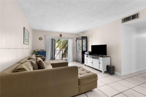 Condo in Miami, Florida, 2 bedrooms  № 1683439 - photo 17