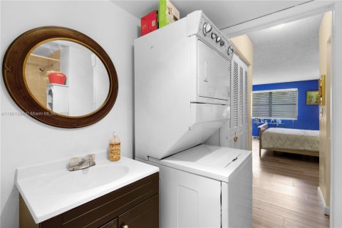 Condo in Miami, Florida, 2 bedrooms  № 1683439 - photo 9