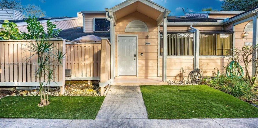 Townhouse in North Lauderdale, Florida 2 bedrooms, 110.18 sq.m. № 1939236