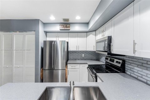 Townhouse in North Lauderdale, Florida 2 bedrooms, 110.18 sq.m. № 1939236 - photo 3