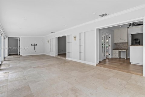 Villa ou maison à vendre à Pinecrest, Floride: 5 chambres, 341.69 m2 № 1989443 - photo 15