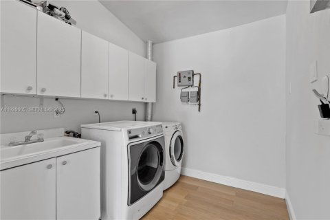 Villa ou maison à vendre à Pinecrest, Floride: 5 chambres, 341.69 m2 № 1989443 - photo 28