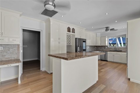 Villa ou maison à vendre à Pinecrest, Floride: 5 chambres, 341.69 m2 № 1989443 - photo 9