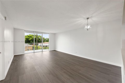 Copropriété à louer à North Miami Beach, Floride: 1 chambre, 72.46 m2 № 2024228 - photo 2