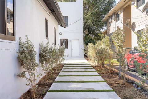 Commercial property in Miami, Florida 371.42 sq.m. № 1999892 - photo 15