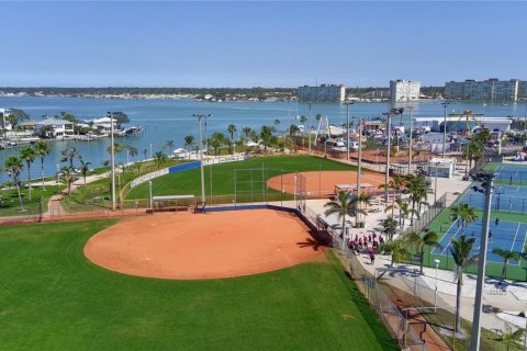 Condo in Madeira Beach, Florida, 1 bedroom  № 1428918 - photo 20
