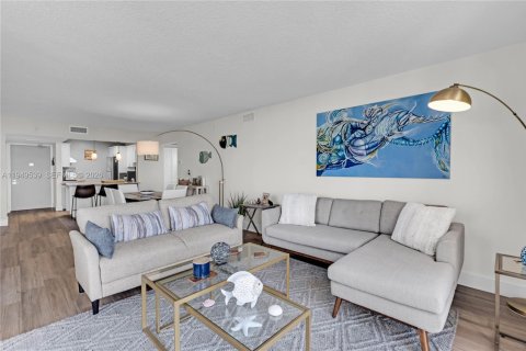 Condo in Aventura, Florida, 2 bedrooms  № 2153035 - photo 19
