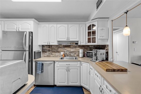 Condo in Aventura, Florida, 2 bedrooms  № 2153035 - photo 24