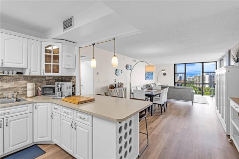 Condo in Aventura, Florida, 2 bedrooms  № 2153035 - photo 15