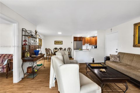Condo in Tamarac, Florida, 2 bedrooms  № 2086422 - photo 11