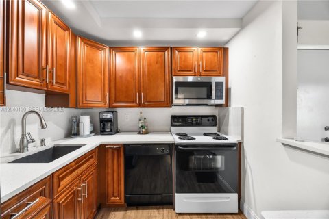 Condo in Tamarac, Florida, 2 bedrooms  № 2086422 - photo 3