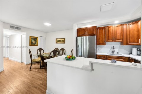 Condo in Tamarac, Florida, 2 bedrooms  № 2086422 - photo 4