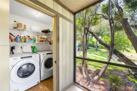 Condo in Tamarac, Florida, 2 bedrooms  № 2086422 - photo 25