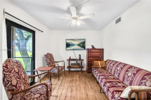 Condo in Tamarac, Florida, 2 bedrooms  № 2086422 - photo 22