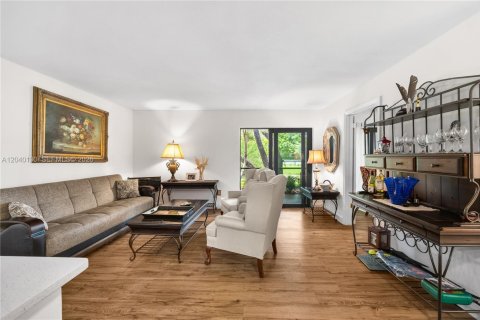 Condo in Tamarac, Florida, 2 bedrooms  № 2086422 - photo 9