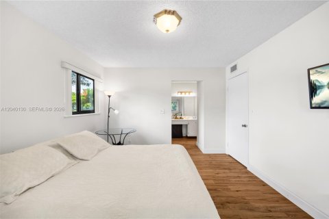 Condo in Tamarac, Florida, 2 bedrooms  № 2086422 - photo 14