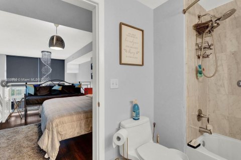 Condominio en venta en Miami, Florida, 1 dormitorio, 82.5 m2 № 1979067 - foto 17