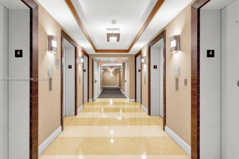 Condominio en venta en Miami, Florida, 1 dormitorio, 82.5 m2 № 1979067 - foto 23
