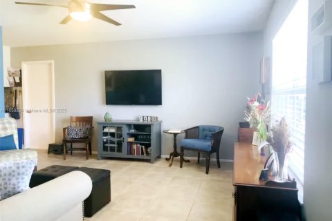 House in Port St. Lucie, Florida 3 bedrooms, 140.28 sq.m. № 1882094 - photo 3