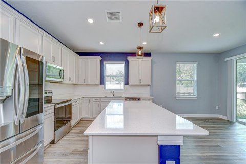 House in Zephyrhills, Florida 4 bedrooms, 169.83 sq.m. № 1757594 - photo 7