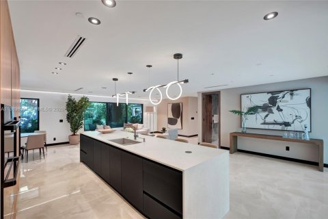 House in Miami, Florida 6 bedrooms № 2051253 - photo 12