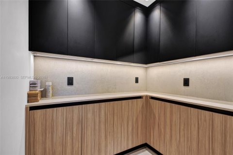 House in Miami, Florida 6 bedrooms № 2051253 - photo 14