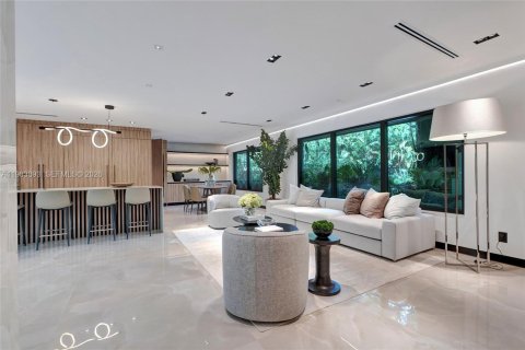 House in Miami, Florida 6 bedrooms № 2051253 - photo 2